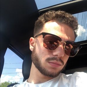 Meet your Posher, Derron